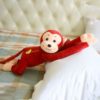 Peluche Singe aux Bras Longs rouge